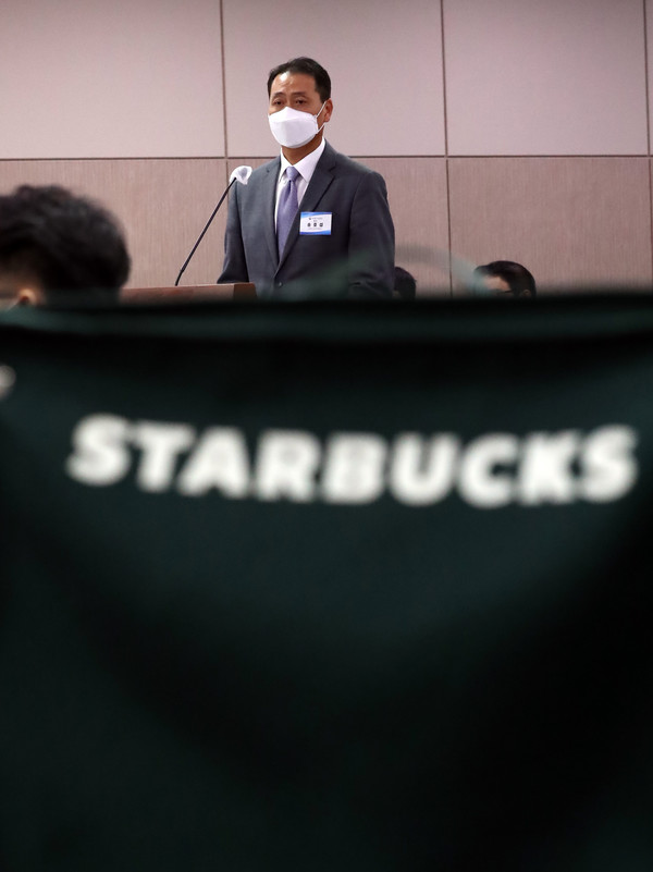 송호섭 스타벅스코리아 대표이사가 지난 4일 열린 국회 환경노동위원회 국정감사에서 이수진 더불어민주당 의원의 1급 발암물질인 '포름알데히드' 검출 서머 캐리백 관련 질문에 답하고 있다. (사진=뉴시스 제공)