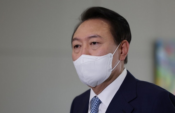 7일 윤석열 대통령이 서울 용산 대통령실 청사로 출근하며 취재진 질문에 답하고 있다. (사진=뉴시스)