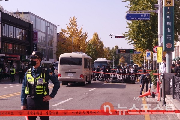 31일 서울 용산구 지하철 6호선 이태원역 일대를 경찰이 통제하고 있다. (사진=뉴스포스트 이별님 기자)