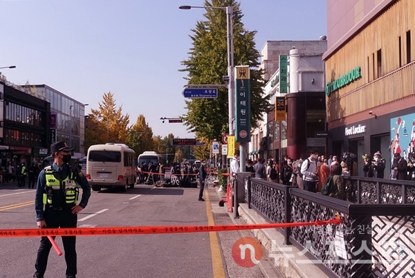 지난달 31일 서울 용산구 지하철 6호선 이태원역 1번 출구 일대를 경찰이 통제하고 있다. (사진=뉴스포스트 이별님 기자)