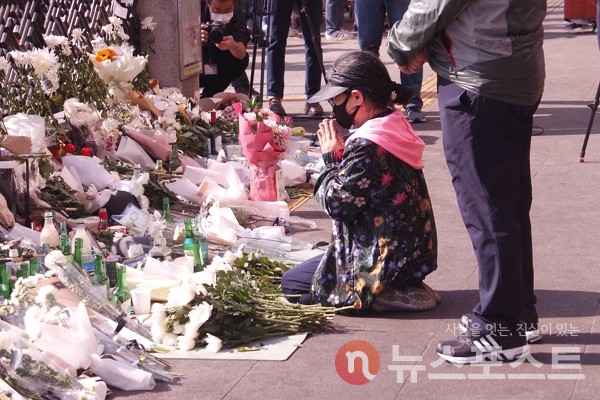 지난달 31일 서울 용산구 지하철 6호선 이태원역 1번 출구 앞에서 시민들이 참사 희생자를 애도하고 있다. (사진=뉴스포스트 이별님 기자)