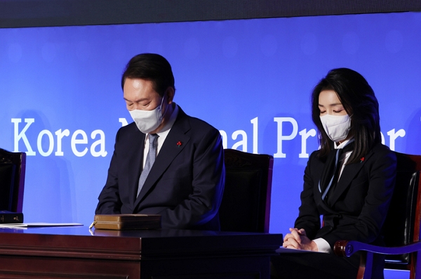 5l일 윤석열 대통령과 부인 김건희 여사가 서울 강남구의 한 호텔에서 열린 제54회 국가조찬기도회에 참석해 기도를 하고 있다. (사진=뉴시스)