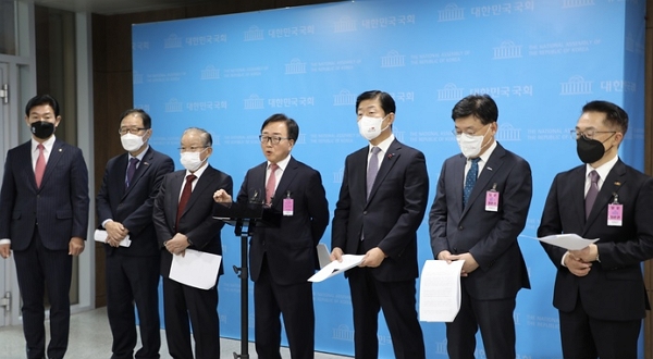 지난 6일 한국경영자총협회와 대한상공회의소, 전국경제인연합회, 한국무역협회, 중소기업중앙회, 한국중견기업연합회 등 주요 경제 단체 6곳이 서울 여의도 국회에서 공동 기자회견을 열었다. (사진=한국경영자총협회 제공)