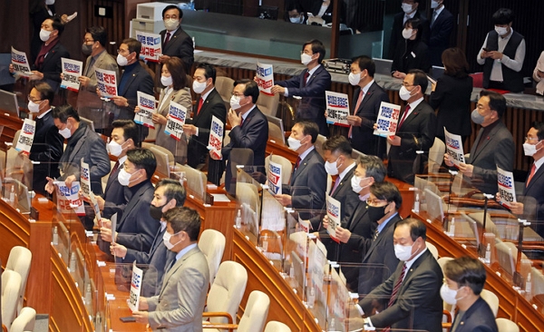11일 오전 서울 여의도 국회 본회의에서 국민의힘 의원들이 이상민 행정안전부 장관 해임건의안 처리에 항의하며 피켓팅을 하고 있다. (사진=공동취재사진/뉴시스)