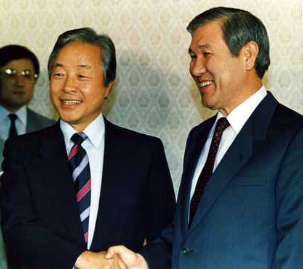 여소야대를 극복하기 위해 3당 합당을 단행했던 김영삼, 노태우 전 대통령. (사진=뉴시스)