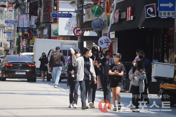 지난 5월 2일 서울 송파구의 먹자골목에서 시민들이 실외 마스크 착용 의무화 해제에도 마스크를 착용하고 있다. (사진=뉴스포스트 DB)