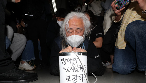 박경석 전국장애인차별철폐연대 대표가 서울 종로구 경복궁역 승강장에서 장애인 권익 보장을 촉구하는 오체투지 퍼포먼스를 하는 장면. (사진=뉴시스)