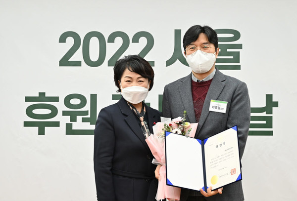 이홍렬 LG유플러스 ESG추진실장(오른쪽)과 김선순 서울시 여성가족정책실장으로부터 표창을 수여받고 있다. (사진=LG유플러스)