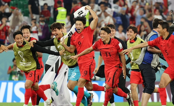 지난 2일(현지 시간) 카타르 알라이얀 에듀케이션 시티 스타디움에서 열린 2022 카타르 월드컵 H조 최종 3차전 대한민국과 포르투갈의 경기에서 2대 1로 승리하며 선수들이 기뻐하고 있다. (사진=뉴시스)