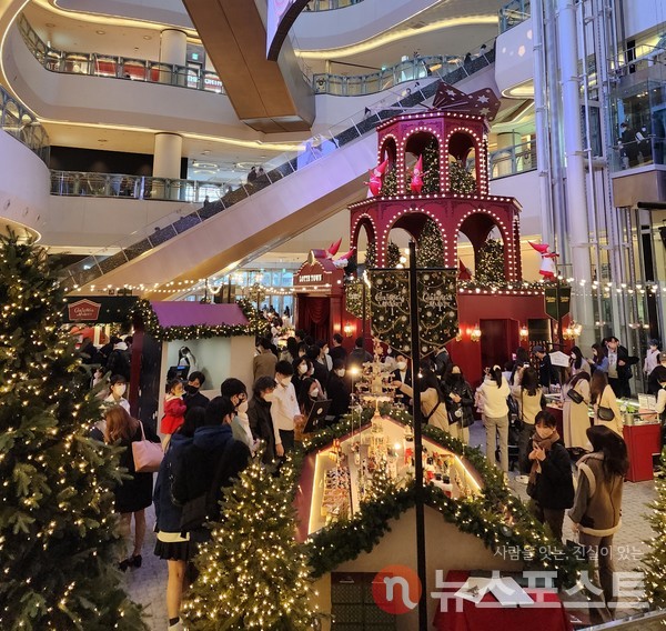 서울 시내 한 쇼핑몰이 주말을 맞아 나온 시민들로 북적이고 있다. (사진=뉴스포스트 홍여정 기자)