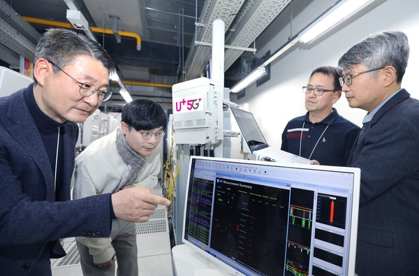 권준혁 LG유플러스 네트워크부문장(왼쪽)이 노키아, 삼지전자 관계자로부터 O-RAN 장비에 대한 설명을 듣고 있다. (사진=LG유플러스)