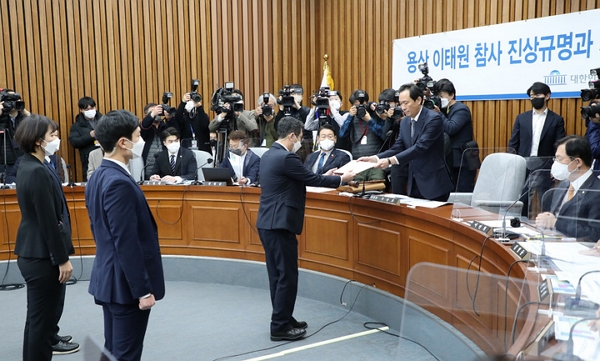 4일 우상호 위원장이 서울 여의도 국회에서 열린 용산 이태원 참사 진상 규명 및 재발 방지를 위한 국정조사특별위원회 청문회에서 청문회 불출석 5인에 대한 동행명령장을 발부하고 있다. (사진=뉴시스)