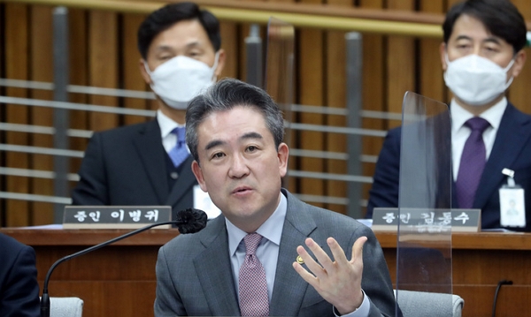 4일 윤희근 경찰청장장이 서울 여의도 국회에서 열린 용산 이태원 참사 진상 규명 및 재발 방지를 위한 국정조사특별위원회 청문회에서 의원들의 질문에 답하고 있다. (사진=뉴시스)