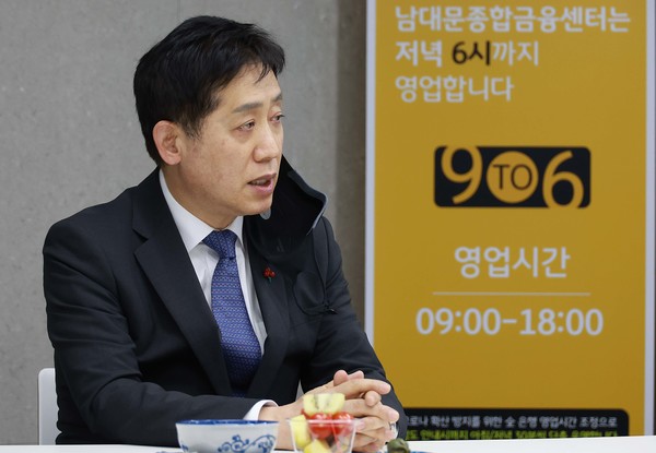 김주현 금융위원장이 5일 서울 중구 KB국민은행 남대문종합금융센터(탄력점포)를 방문해 김광수 은행연합회장, 이재근 KB국민은행장과 함께 탄력점포의 운영현황 및 정부가 추진 중인 만기연장·상환유예, 새출발기금 등 다양한 금융지원 프로그램의 집행상황에 대한 애로사항 등을 청취했다. (사진=금융위원회)