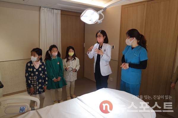 지난 11일 서울 강서구 미즈메디 병원에서 이성하 산부인과 전문의가 송파키움센터 학생들에게 분만실에 대한 설명을 하고 있다. (사진=뉴스포스트 강은지 기자)