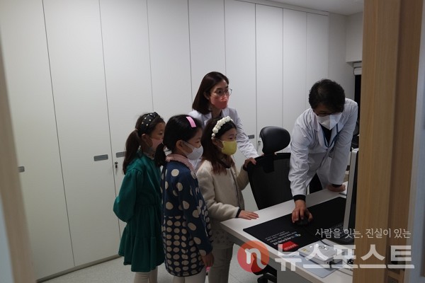 지난 11일 서울 강서구 미즈메디 병원에서 김종승 영상의학과 전문의가 송파키움센터 학생들에게 CT 사진을 설명하고 있다. (사진=뉴스포스트 강은지 기자)
