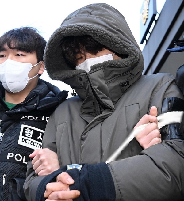 4일 택시기사와 집주인인 동거녀 살해 혐의로 구속된 이기영이 경기 고양시 일산동부경찰서에서 검찰로 송치되고 있다. (사진=뉴시스)