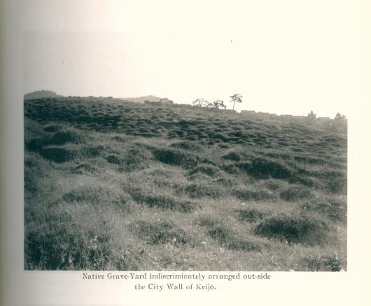 1915년 경 촬영된 광희문 밖 신당동의 조선인 집단 묘지. 멀리 한양도성 성곽이 보인다. (사진=서울역사아카이브)
