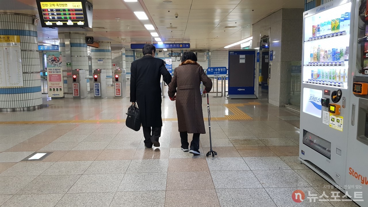 노인들이 수도권의 한 지하철역 승차장에 들어가고 있다. (사진=뉴스포스트 강대호 기자)