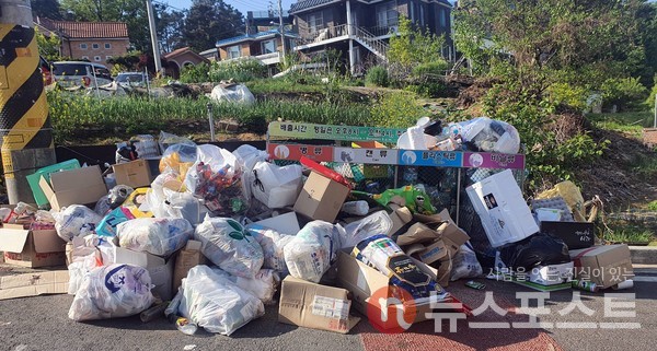 경기도 주택가의 분리수거 및 쓰레기 배출 현장. 그물망 형태의 재활용 수거함이 턱 없이 부족해 보인다. (사진=뉴스포스트 이해리 기자)