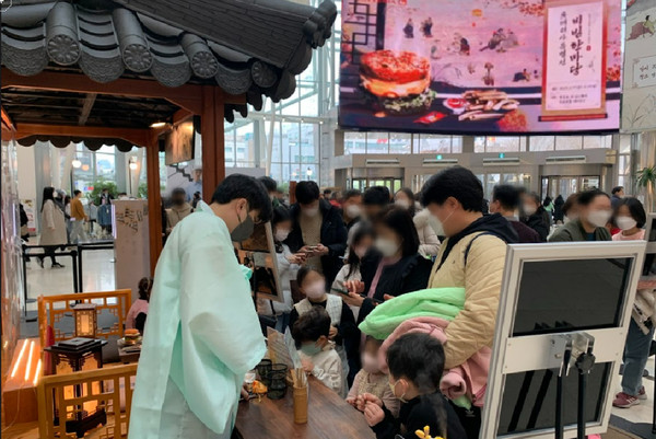 롯데리아가 지난 17~19일 서울 영등포 타임스퀘어 광장 1층에 신제품 '전주 비빔라이스'를 주제로한 이벤트 존을 운영했다. (사진=롯데GRS)