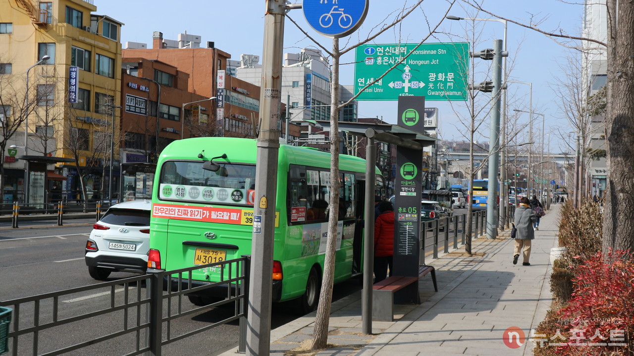 마을버스를 타는 승객들. 철도와 달리 시내버스와 마을버스는 교통 복지 분야에 해당하지 않는다. (사진=뉴스포스트 강대호 기자)