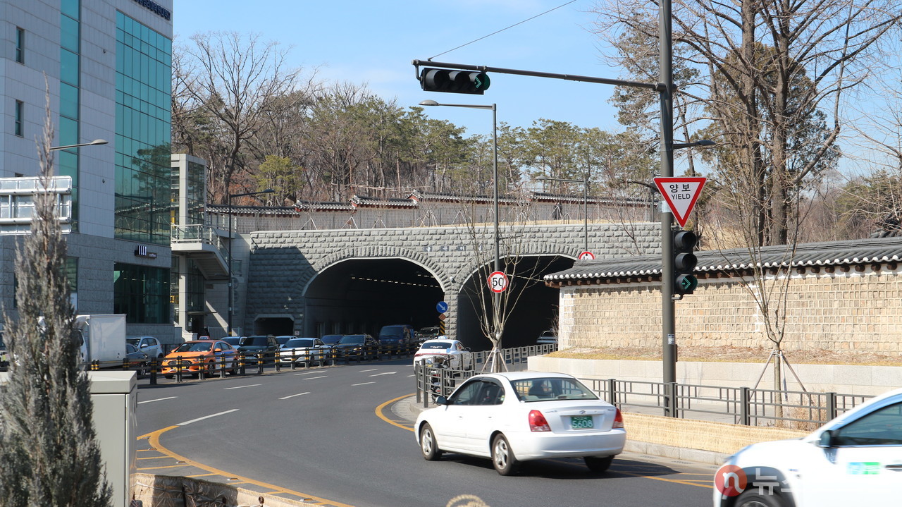 율곡터널. 종묘와 창덕궁을 이어주기 위한 터널이다. 율곡로는 1932년에 종묘를 관통하는 도로로 건설했다. (사진=뉴스포스트 강대호 기자)