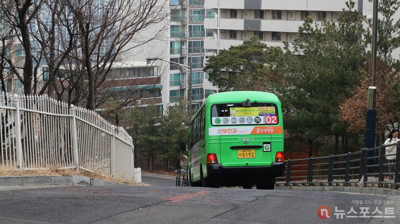 마을버스 서대문02 작은 버스. 종점에서 천연동 방향으로 내려가고 있다. (사진: 뉴스포스트 강대호 기자)