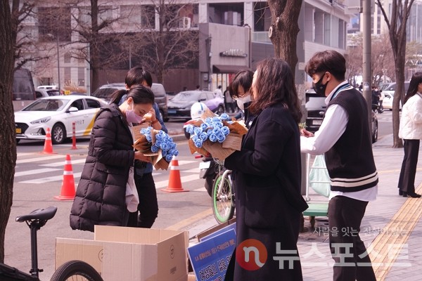 8일 서울 종로구 일대에서 한국여성의전화 관계자들이 세계여성의날을 맞아 지나가는 시민들에게 장미꽃을 나눠주고 있다. (사진=뉴스포스트 이별님 기자)