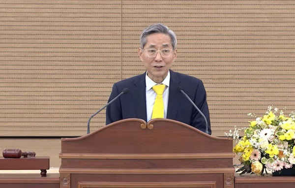 윤종규 KB금융지주 회장이 24일 서울 여의도 KB국민은행 열린 정기주주총회에서 발언하고 있다. (사진=KB금융지주 주주총회 중계 화면 갈무리)