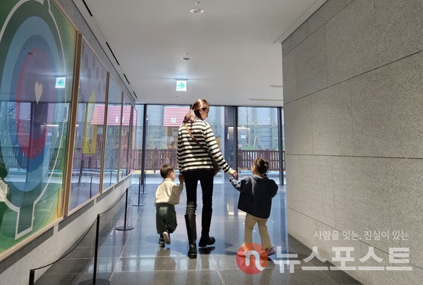 남편과 함께 HD현대오일뱅크에 재직 중인 남모씨(37·여)가 퇴근길에 '드림 보트' 원생인 5살과 3살 자녀들과 하원하고 있다. (사진=본인 제공)