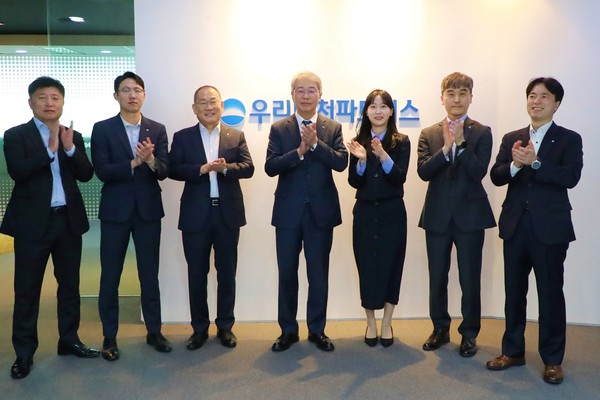 임종룡 우리금융그룹 회장(왼쪽에서 네번째)이 지난 4일 우리벤처파트너스를 방문해 김창규 우리벤처파트너스 대표(왼쪽에서 세번째) 및 임직원들과 기념촬영을 하고 있다. (사진=우리금융그룹)