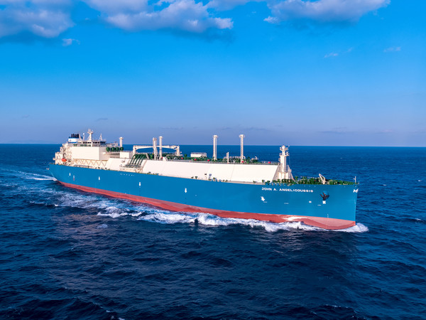 대우조선해양의 최신 기술인 축발전기와 공기윤활시스템이 적용된 LNG운반선의 항해 모습. (사진=대우조선해양)