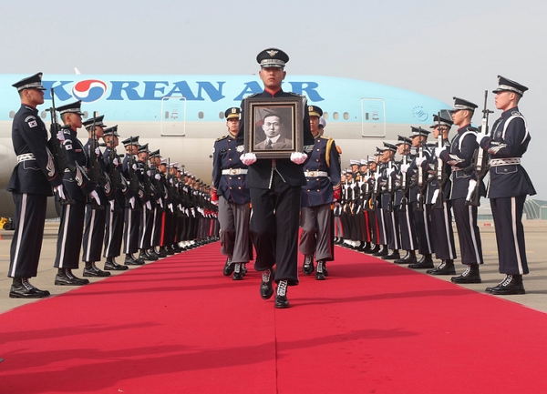 10일 인천국제공항에서는 황기환 지사의 유해 영접행사가 열렸다. (사진=뉴시스)