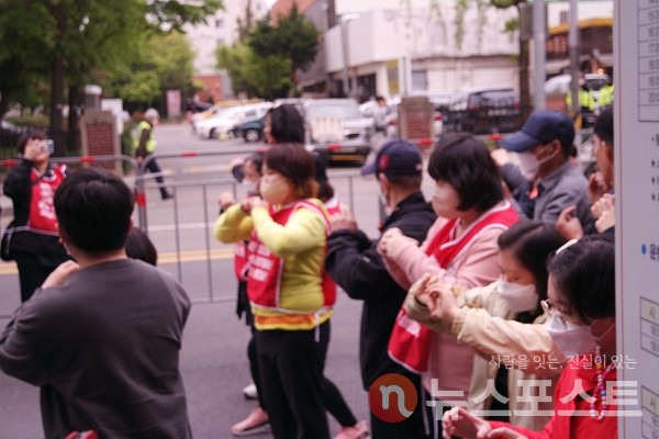 20일 서울 영등포구 63컨벤션센터 앞에서 열린 ‘장애인의 날을 거부하는자들의 장애인차별철폐의 날 기념식’에서 김포장애인야학 관계자들이 율동을 선보이고 있다. (사진=뉴스포스트 이별님 기자)