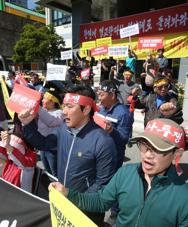 지난 2019년 5월 2일 속초·고성산불피해 비상대책위원회 이재민들과 속초시의회 의원들이 강원도 속초시의회 앞에서 기자회견을 열고 정부·한국전력공사·속초시를 규탄하고 있다. (사진=뉴시스)