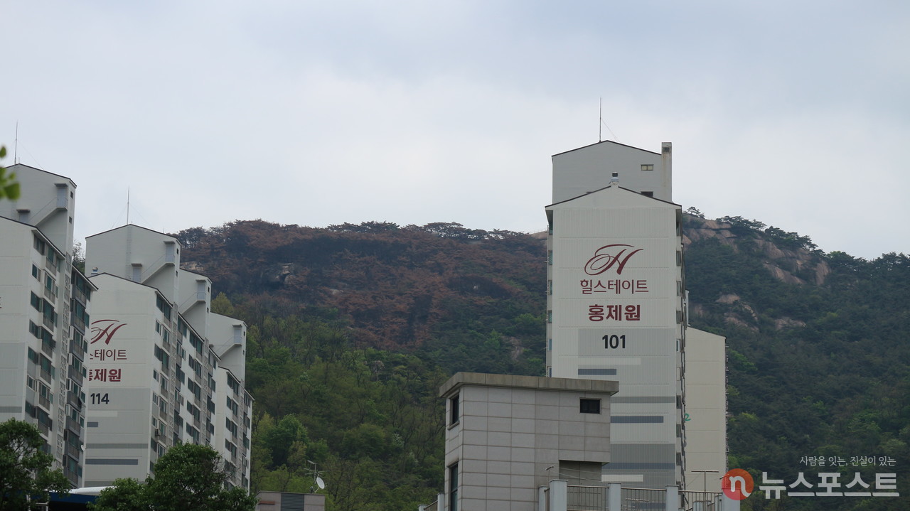 홍제역 인근 대로 변에서 촬영한 인왕산. 산불 현장 아래에 아파트 단지가 있다. (사진=뉴스포스트 강대호 기자)