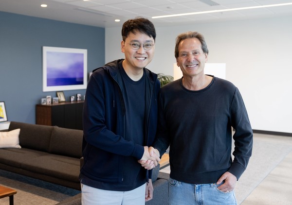 25일(현지 시각) 페이팔 본사에서 미팅을 가진 이승건 토스 대표(좌)와 댄 슐먼 페이팔 회장(우). (사진=비바리퍼블리카)