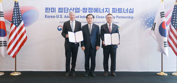 한수원이 지난 25일(현지시간) 미국 워싱턴DC 왈도프 아스토리아 호텔에서 미국 우라늄 농축 공급사인 Centrus와  안정적인 원전 연료 수급을 위한 양해각서를 체결하고 기념촬영을 하고 있다. 왼쪽부터 다니엘 포너만 Centrus CEO, 이창양 산업통상자원부 장관, 황주호 한수원 사장. (사진=한수원)