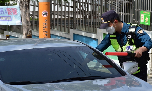 대구의 한 초등학교 인근에서 경찰이 음주운전 단속을 하고 있다. (사진=뉴시스)