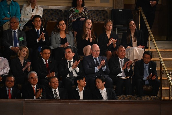 정의선 현대자동차그룹 회장(가운데 줄 오른쪽 두번째)이 27일(현지시간) 워싱턴DC 국회의사당에서 열린 윤석열 대통령의 미 상·하원 합동회의 연설에서 박수치고 있다. (사진=뉴시스)