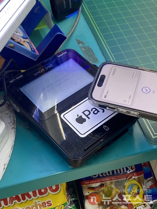 지난달 21일 서울 강서구 마곡동의 한 편의점에서 시민이 애플페이로 결제를 시도하고 있다. (사진=뉴스포스트 이해리 기자)