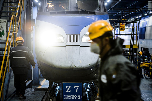 KTX 정비 현장. 류 교수는 코레일의 빈번한 철도사고의 근본 원인을 유지보수 투자가 적기 때문이라고 주장했다. (사진=코레일)