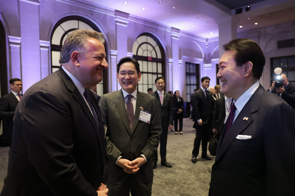 미국을 국빈 방문 중인 윤석열 대통령이 지난달 25일(현지 시간) 워싱턴DC 미국 상공회의소에서 열린 한미 비즈니스 라운드테이블에서 누바 아페얀 모더나 공동 설립자 겸 이사회 의장과 대화하고 있다. 가운데는 이재용 삼성전자 회장. (사진=뉴시스)