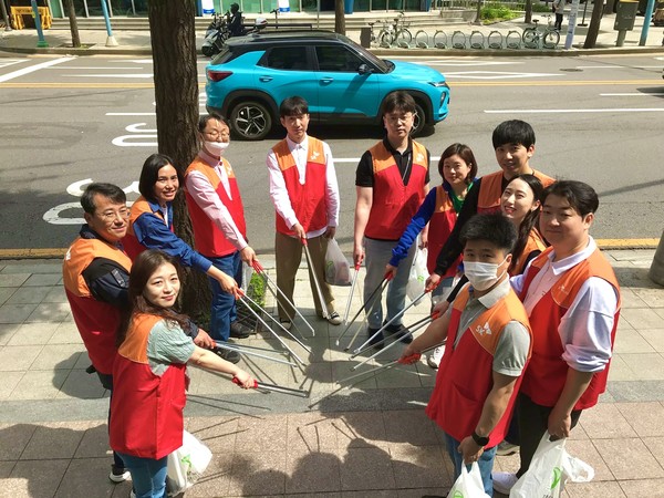 산해진미 구호를 외치는 SK이노베이션 플로깅 자원봉사자들. 왼쪽부터 최진미PM(SK이노베이션 Value Creation Center), 고은표PL, 윤정순PM, 오동민PL, 김지현PM, 이필규PM, 오진화PM, 이상훈PM, 김가현PM, 김태양PM, 기장호PM. (사진=뉴스포스트 이상진 기자)