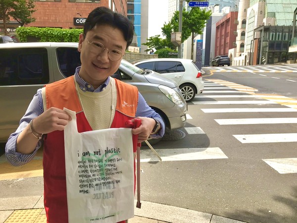 추민영 PM이 SK지오센트릭이 공동개발한 친환경 생분해 비닐통투를 들고 있다. 2020년 SK이노베이션 공채로 입사한 그는 ESG경영에 활발한 SK이노베이션에서 평생 일하고 싶다고 말했다. (사진=뉴스포스트 이상진 기자)