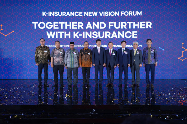 인도네시아 자카르타 더 세인트 레지스 호텔에서 열린 ‘K-Insurance New Vision Forum’에서 여승주(오른쪽 네 번째) 한화생명 대표와 이복현(가운데) 금융감독원장, 홍원학(오른쪽 세 번째) 삼성화재 대표, 김기환(오른쪽 두 번째) KB손해보험 대표, 오기 쁘라스또미요노(왼쪽 네 번째) 인도네시아 금융감독청(OJK) 부청장 등이기념촬영을 하고 있다. (사진=한화생명)