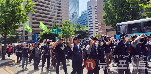 17일 서울 중구 을지로 일대에서 민주노총 건설노조 조합원들이 시청 방향으로 행진하고 있다. (사진=뉴스포스트 문현우 기자)