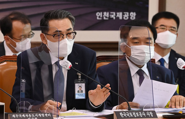 김정렬 한국국토정보공사(LX) 사장이 문재인 정부 당시인 2021년 10월 14일 국회에서 열린 국토교통위원회 국정감사에서 질의에 답변하고 있다. (사진=뉴시스)