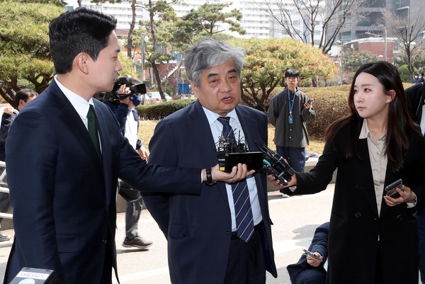 지난 3월 39일 ‘TV조선 재승인 심사 점수 조작 관여 의혹’을 받고 있는 한상혁 방송통신위원장이 서울 도봉구 서울북부지법에서 열린 구속 전 피의자 심문 출석 전 취재진의 질문에 답변하고 있다. (사진=뉴시스)